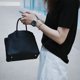 thumbnail image 3 of 2025 nuevo diseñador bolso de lujo para mujer bolso de mano informal bolso de hombro tipo Bombonera de cuero de vaca bolso inclinado de compras de oficina de gran capacidad, 3 of 4