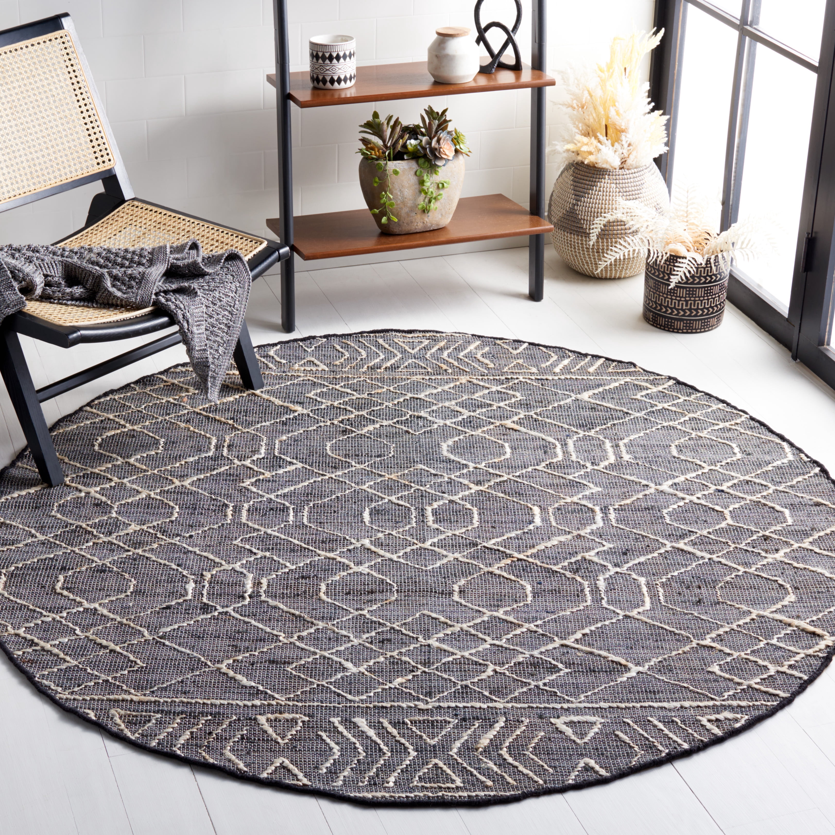 SAFAVIEH Natural Fiber Joleen Geometric Area Rug, Black/Ivory, 6' x 6' Round
