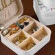 thumbnail image 4 of Fiudx Joyero Portátil, Diseño Multifuncional, Organizador de Viaje Compacto, de Cuero Suave, Elegante y Práctico, Protege Pendientes y Anillos, Fácil de Transportar, 10 X 10 X 5 Cm., 4 of 6
