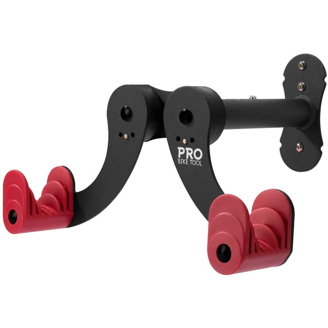 soporte de pared pro bike tool para bicicletas almacenamiento horizontal 1 bicicleta Vista frontal 3/4 de soporte mural negro con brazos abatibles y cunas rojas de TPR que sostienen una bicicleta horizontal; acero con recubrimiento antirayaduras y logo PRO BIKE TOOL, mecanismo de trinquete ajustable, brazos extensibles (8.7–12.6 in / 22–32 cm) y cuerda elástica incluida para asegurar la rueda. Diseñado para ahorrar espacio en garaje o departamento y compatible con bicicletas de carretera, híbridas y MTB hasta 22 kg.