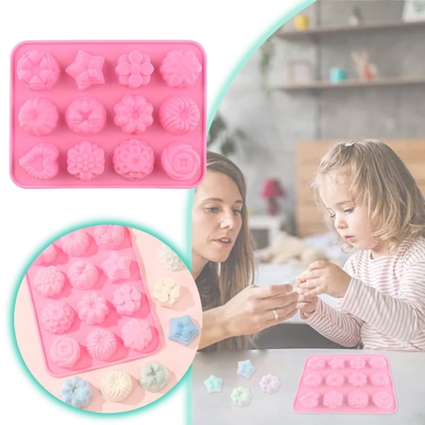 Molde de silicona con 12 cavidades en forma de flor, perfecto para jabones gelatinosos y postres.