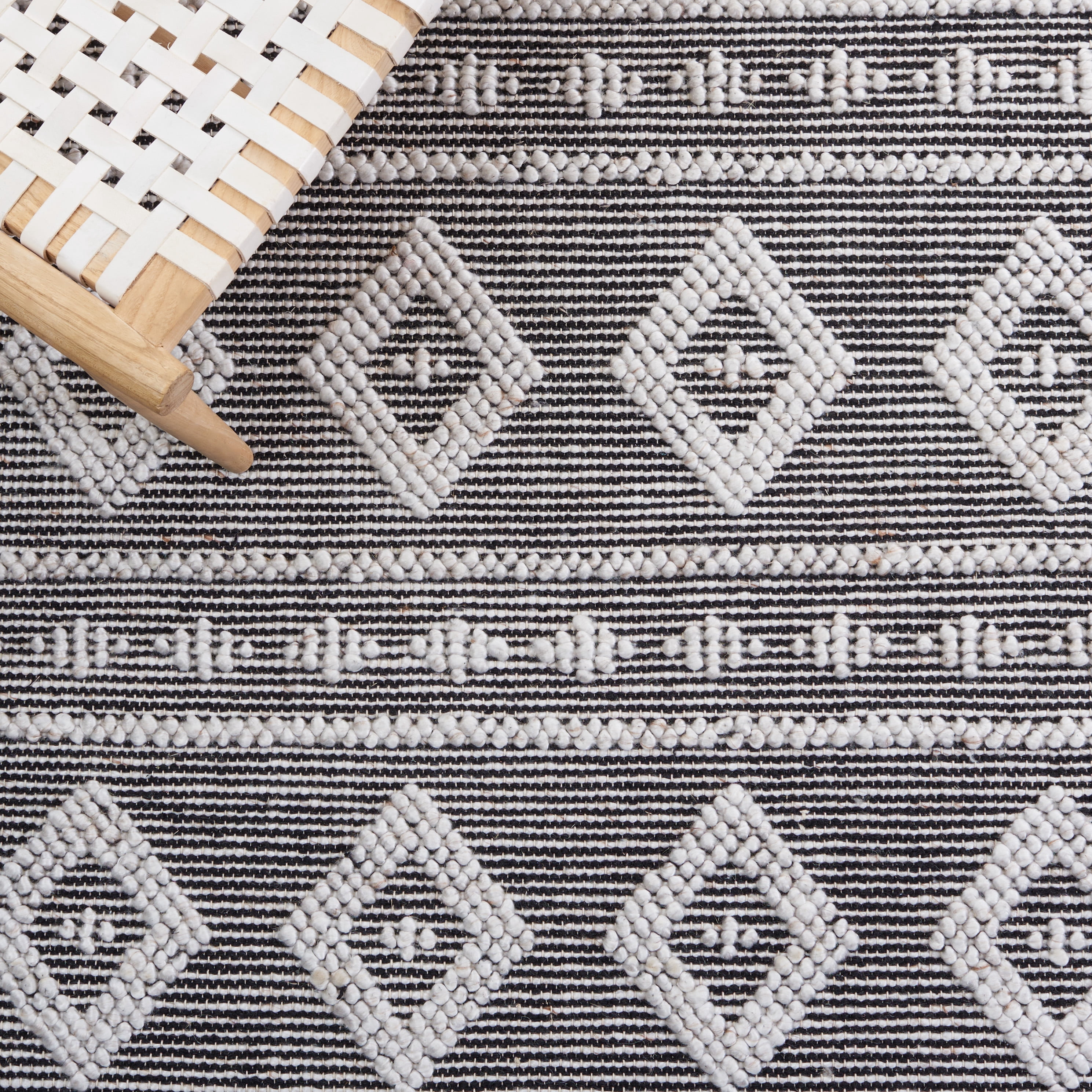 SAFAVIEH Natura Darell Southwestern Area Rug, Silver, 5' x 8'