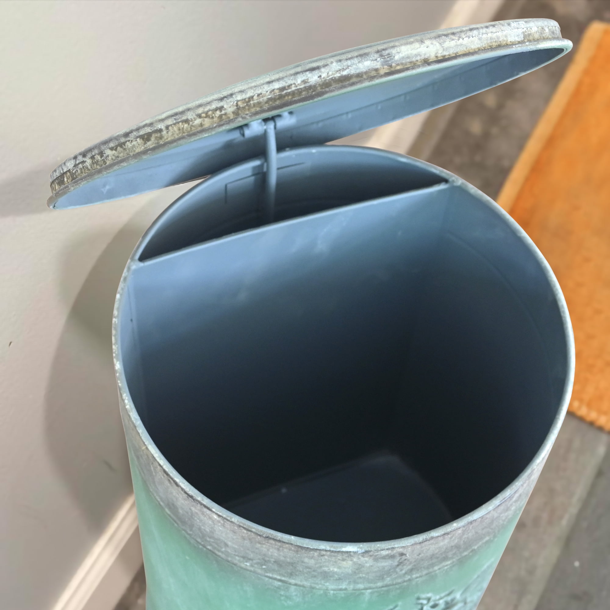 Vintage Metal Step On Trash Can With Lid 4.5 Gallon Farmhouse Rustic Garbage Can Waste Bin for Kitchen Bathroom Bedroom Porch