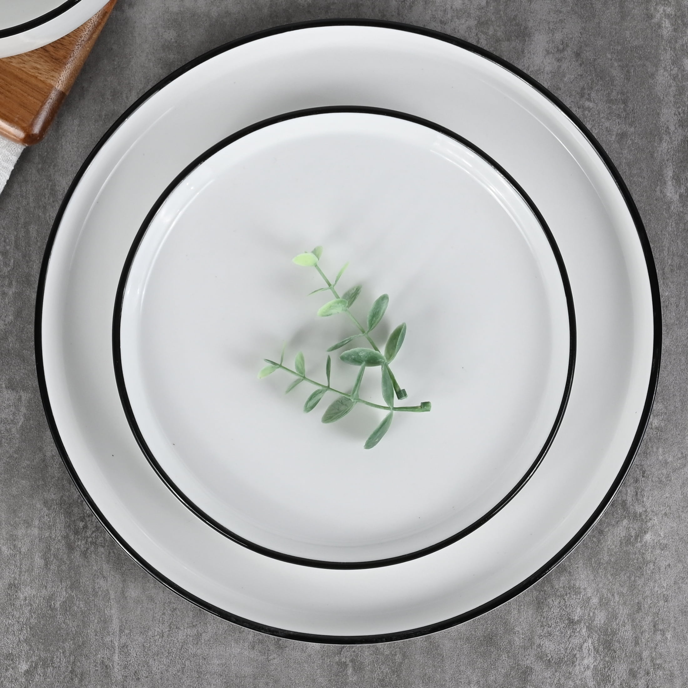Mainstays Black Rim Round Stoneware Salad Plate, 7.6 in