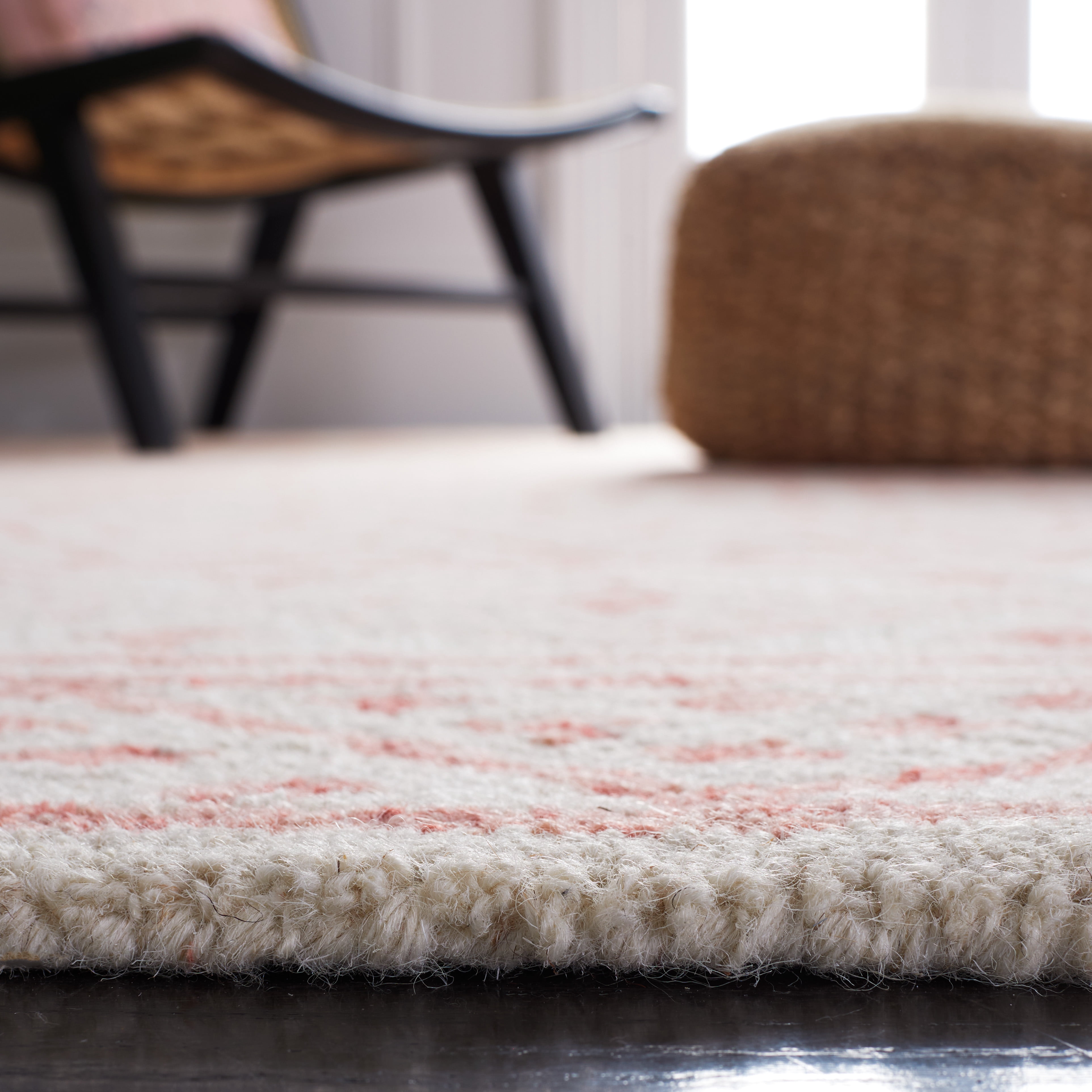 SAFAVIEH Metro Beaumont Southwestern Area Rug, Ivory/Pink, 6' x 6' Round