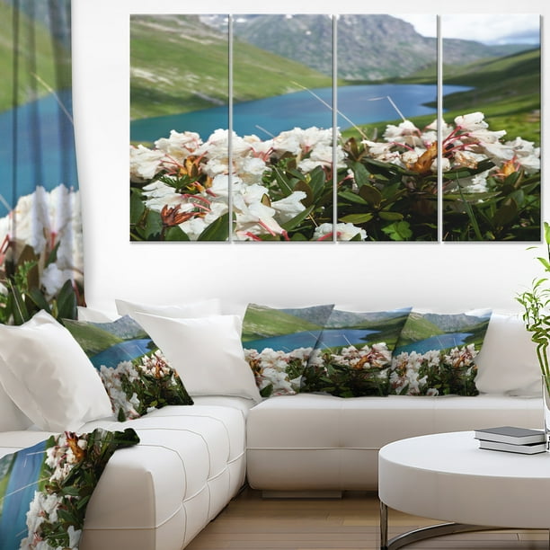 Montagnes Lac avec des Fleurs Blanches - Grande Toile de Fleur Art Imprimer