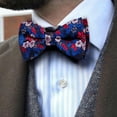 thumbnail image 2 of Set de Corbata de Moño Barry.Wang Floral Azul y Rojo en Seda 13.5x7.5 cm, 2 of 7