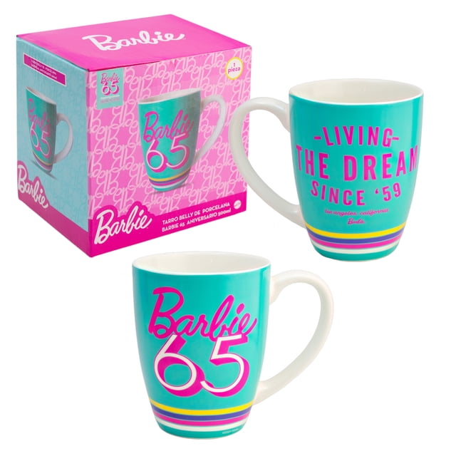 Taza Belly de Cerámica, Diseño Barbie 65 Aniversario “Living The Dream Since 59”, Capacidad 500 ml