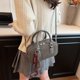 thumbnail image 4 of Bolsos de nicho franceses para mujer, nuevo estilo 2025, bolso bandolera retro esmerilado versátil, bolso de hombro Boston, 4 of 5