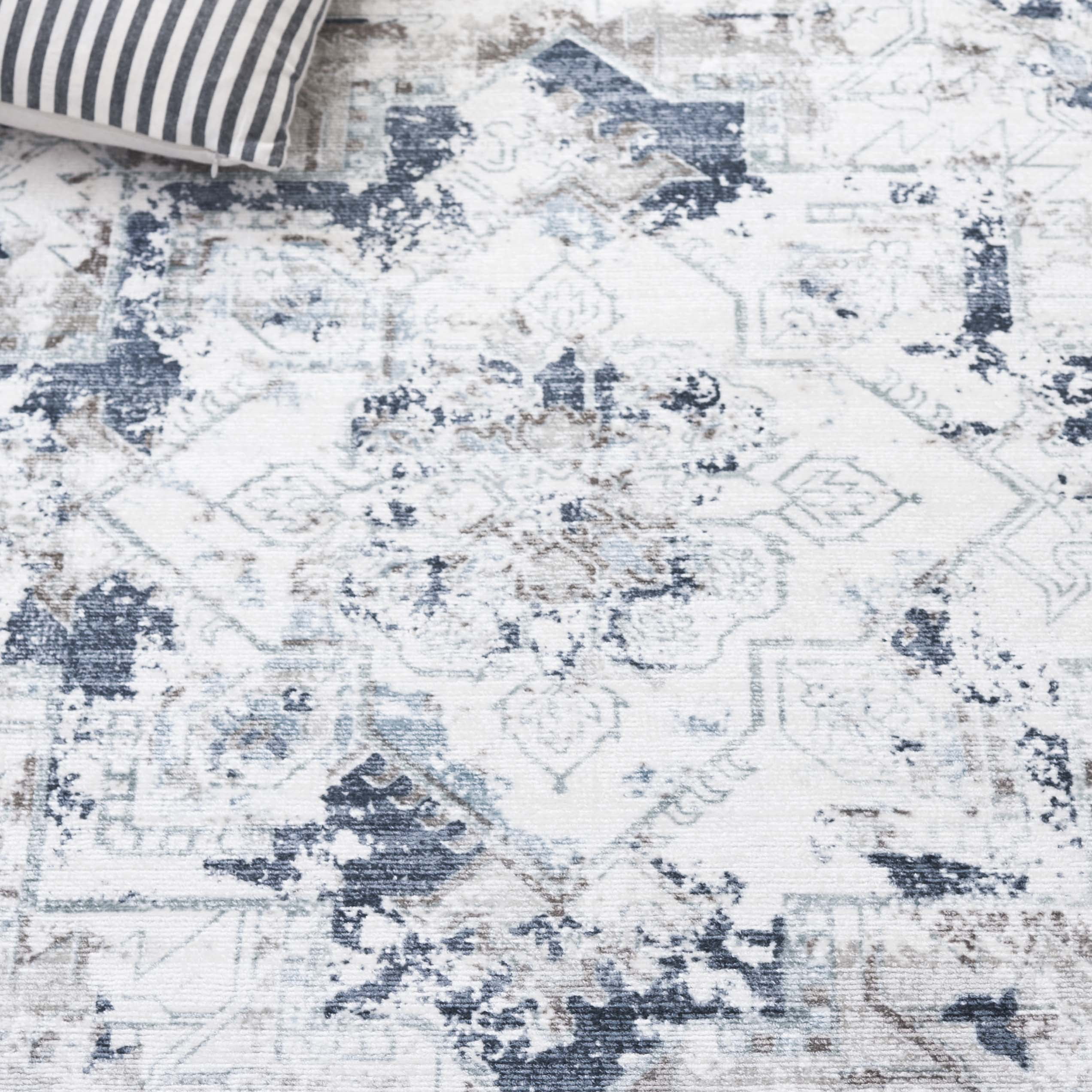 Safavieh Mirage Bethanie Distressed Area Rug, Blue/Creme, 6' x 9'