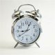 thumbnail image 1 of Reloj despertador retro plateado de 4 pulgadas con batería de cuarzo súper ruidosa, adecuado para mesita de noche, reloj de escritorio decorativo antiguo, silencioso y sin tictac., 1 of 3