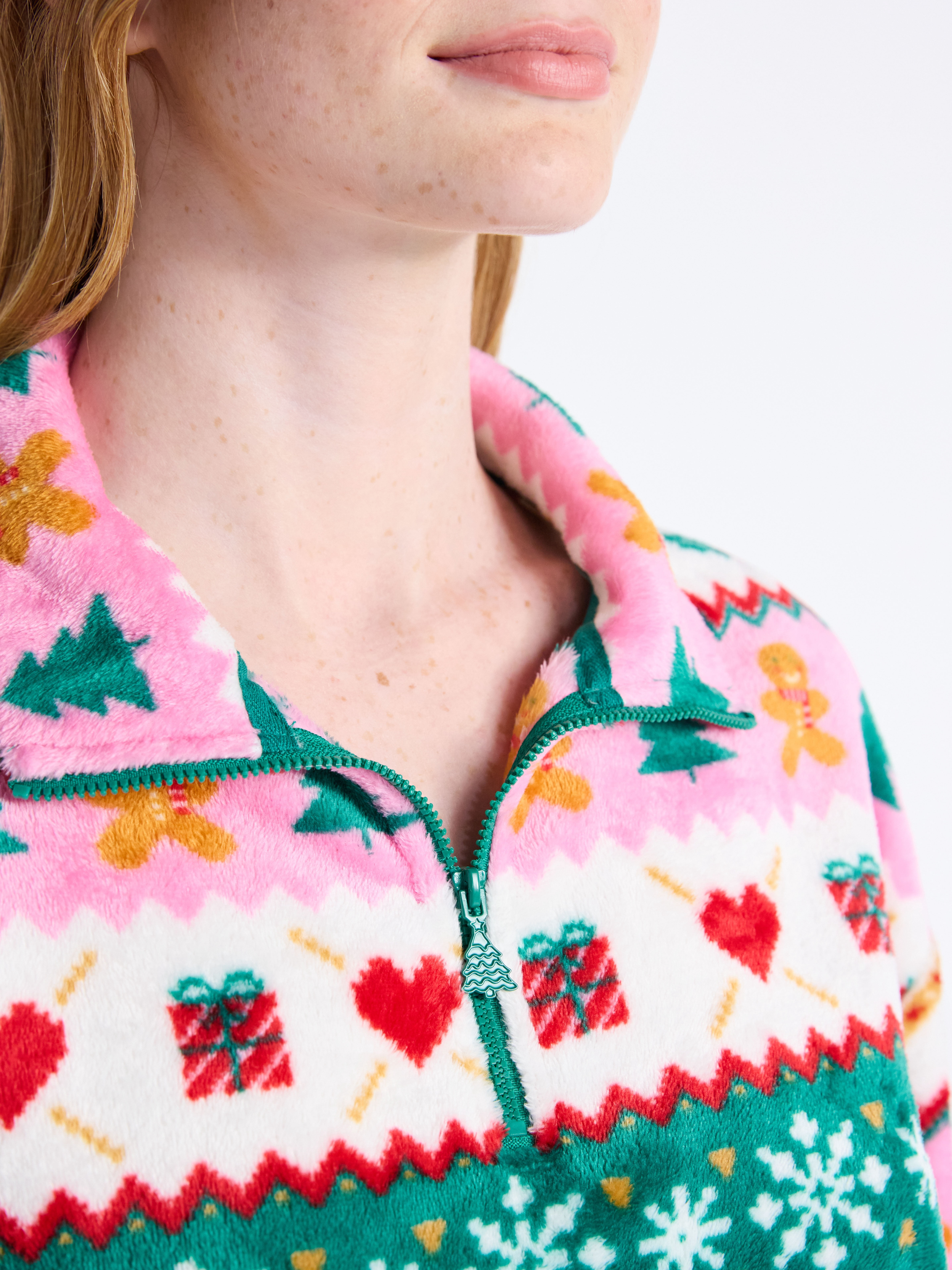 No Boundaries Christmas Quarter Zip Mock Neck Plush Top with Long Sleeves, Women's