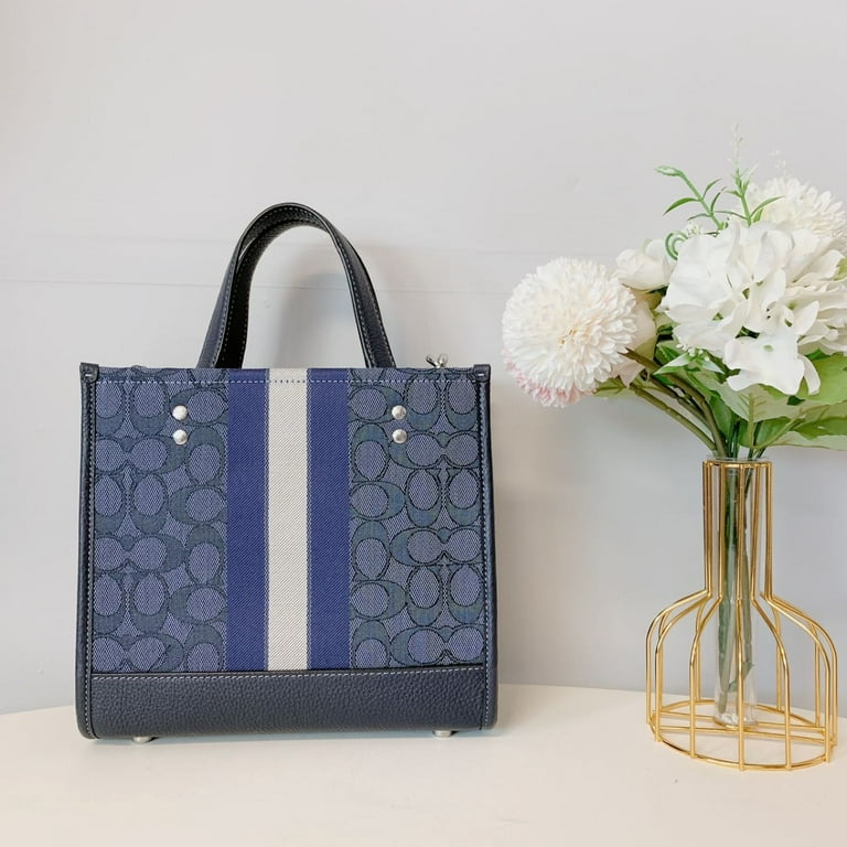 アメリカ買付★COACH Dempsey Tote 22 Denim Navy トートバック Dempsey Tote 22 In Signature Jacquard With Stripe And Coach