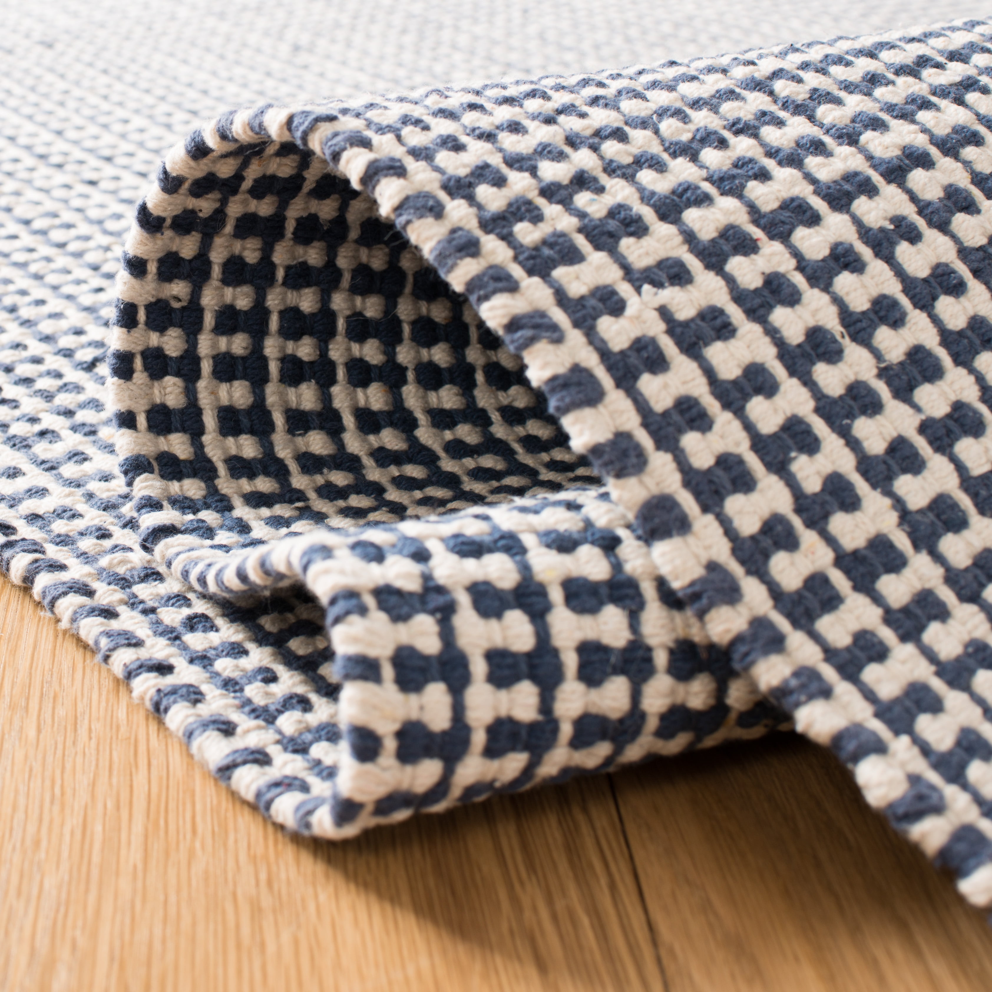 SAFAVIEH Montauk Patton Geometric Cotton Area Rug, Ivory/Navy, 4' x 4' Square