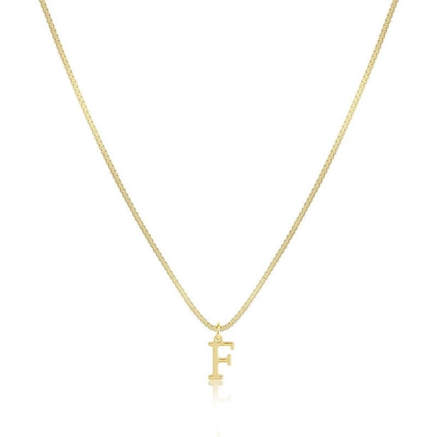 Añade un toque personal a tu look diario con este collar con inicial, una delicada gargantilla con colgante de letra para mujer, perfecta para combinar con otras prendas o para llevar sola con