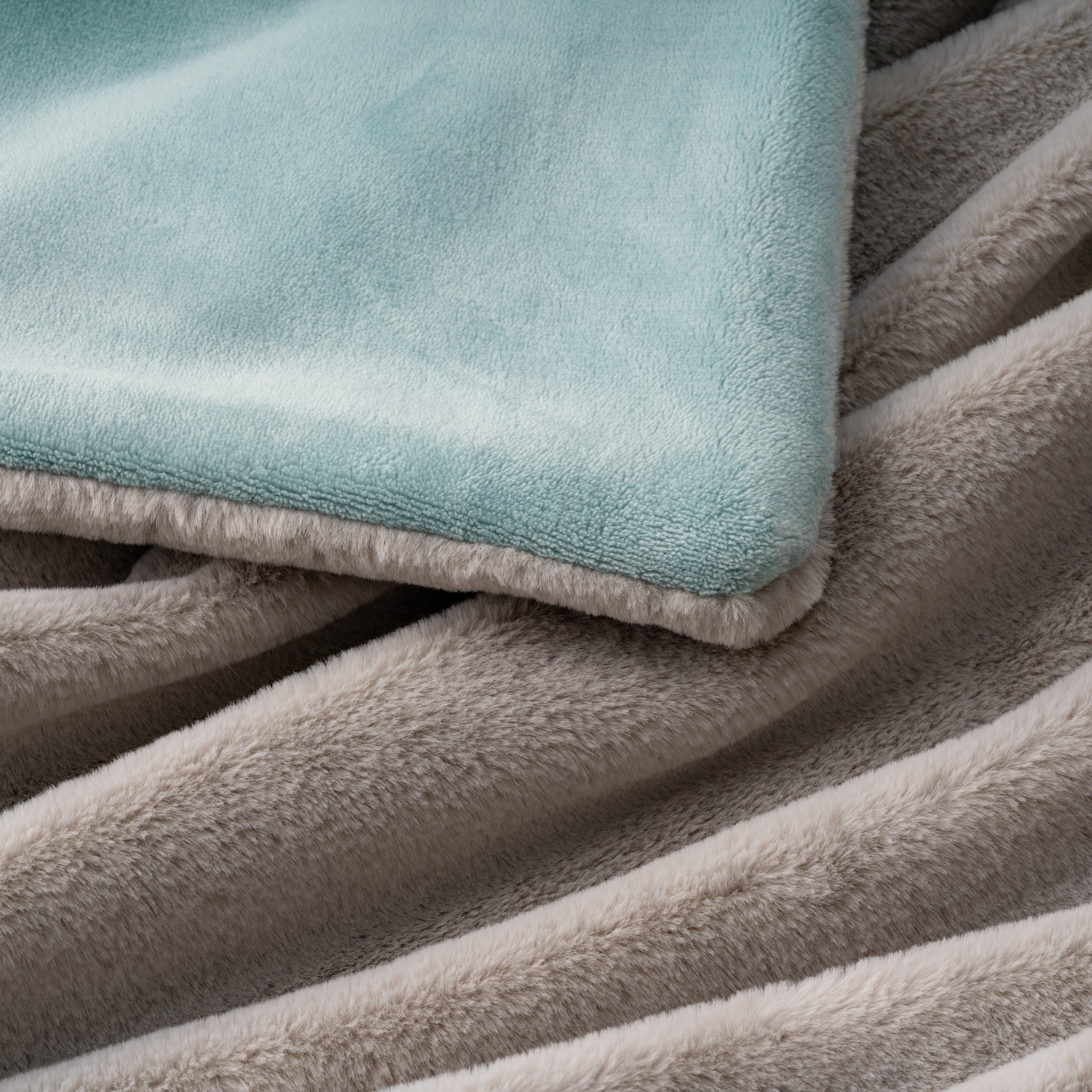 Mellowdy Faux Rabbit Fur Throw Blanket (Teal, 50x60 inches) - Luxury, Silky, Fluffy Throw