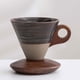 thumbnail image 4 of Elegante taza cónica de café | Taza vintage de cerámica con asa y base de madera | Taza de 200 ml con función de vertido para un aroma intenso | Ideal para el hogar y la oficina, 4 of 7