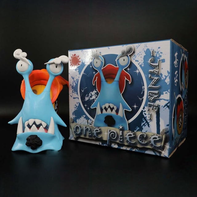 nuevo one piece den den mushi pvc figura de acción niños edward newgate jinbe teléfono caracol coleccionable modelo anime juguetes nuevozhangyuxiang B with box — Figura de PVC One Piece de 12 cm del Den Den Mushi, vista frontal; caracol azul con boca abierta y colmillos blancos, ojos en antenas y caparazón naranja, colocado junto a su caja ilustrada con el mismo personaje y logotipo "one piece". Su tamaño compacto la hace adecuada para exhibir en estanterías de coleccionistas.