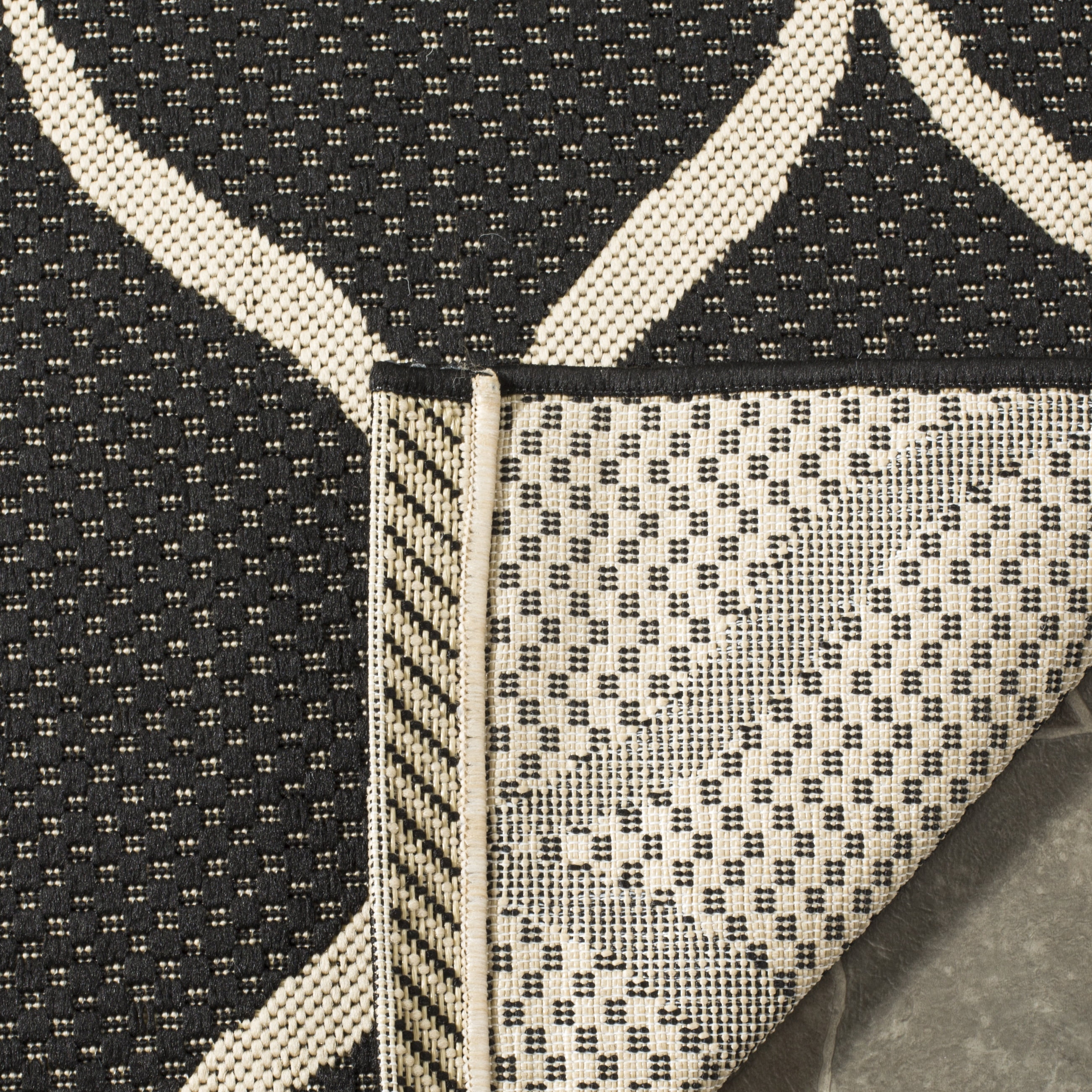 SAFAVIEH Courtyard Linnet Geometric Indoor/Outdoor Area Rug, Black/Beige, 5'3" x 7'7"