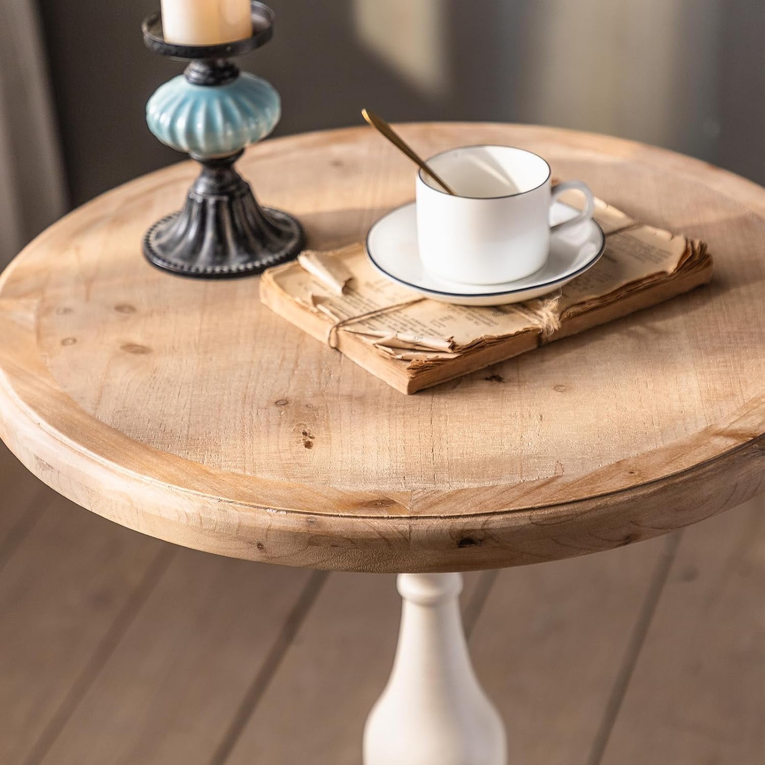 YUIlili Vintage Round Side Table Living Room, Rustic French Country End Table, Farmhouse Round Table Cedar Wood Accent Table for Bedroom, Entryway, Home Decor White