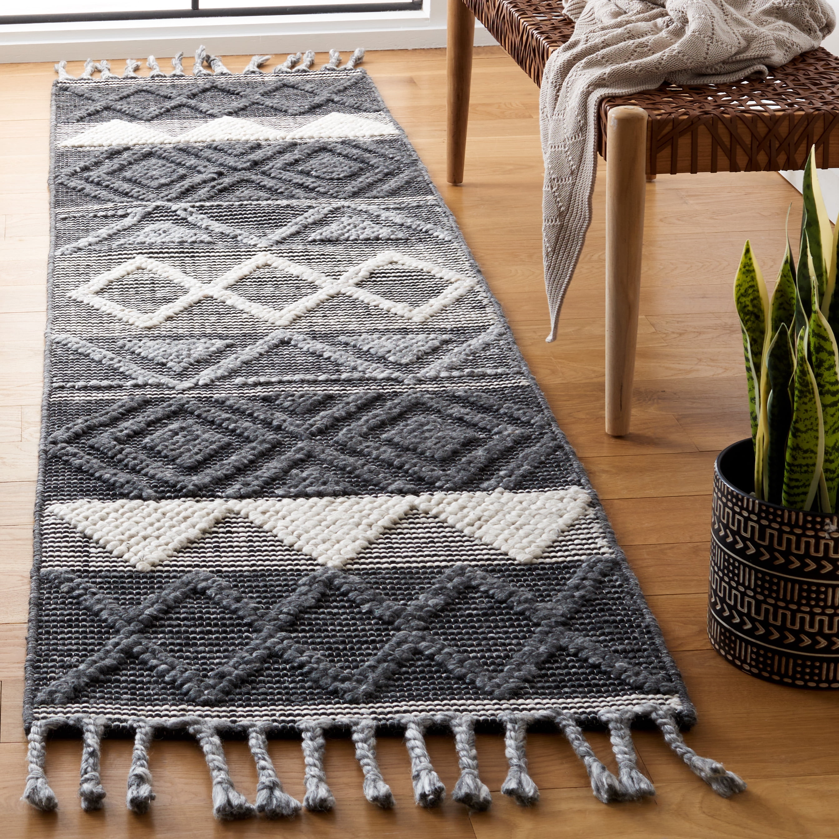 SAFAVIEH Natura Rebecca Southwestern Runner Rug, Charcoal/Ivory, 2'3" x 9'