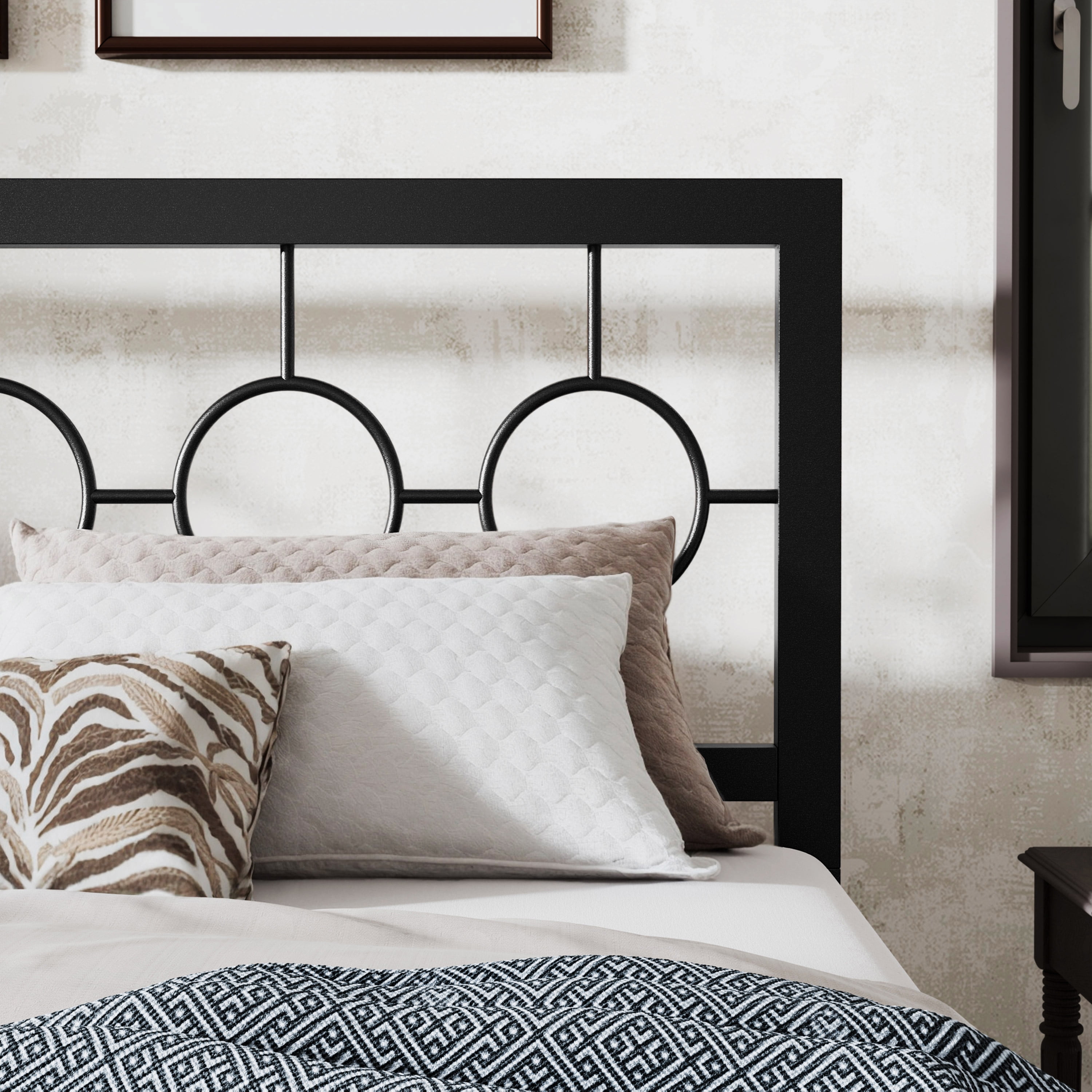 Sha Cerlin Black Queen Size Metal Platform Bed Frame with Vintage Circular Headboard & Footboard, Adult