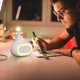 thumbnail image 4 of Linda luz nocturna de reloj despertador para estudiantes, reloj de cabecera electrónico inteligente con carga, función de tiempo de voz, 5 tonos de llamada, blanco / amarillo, tamaño compacto, 4 of 4