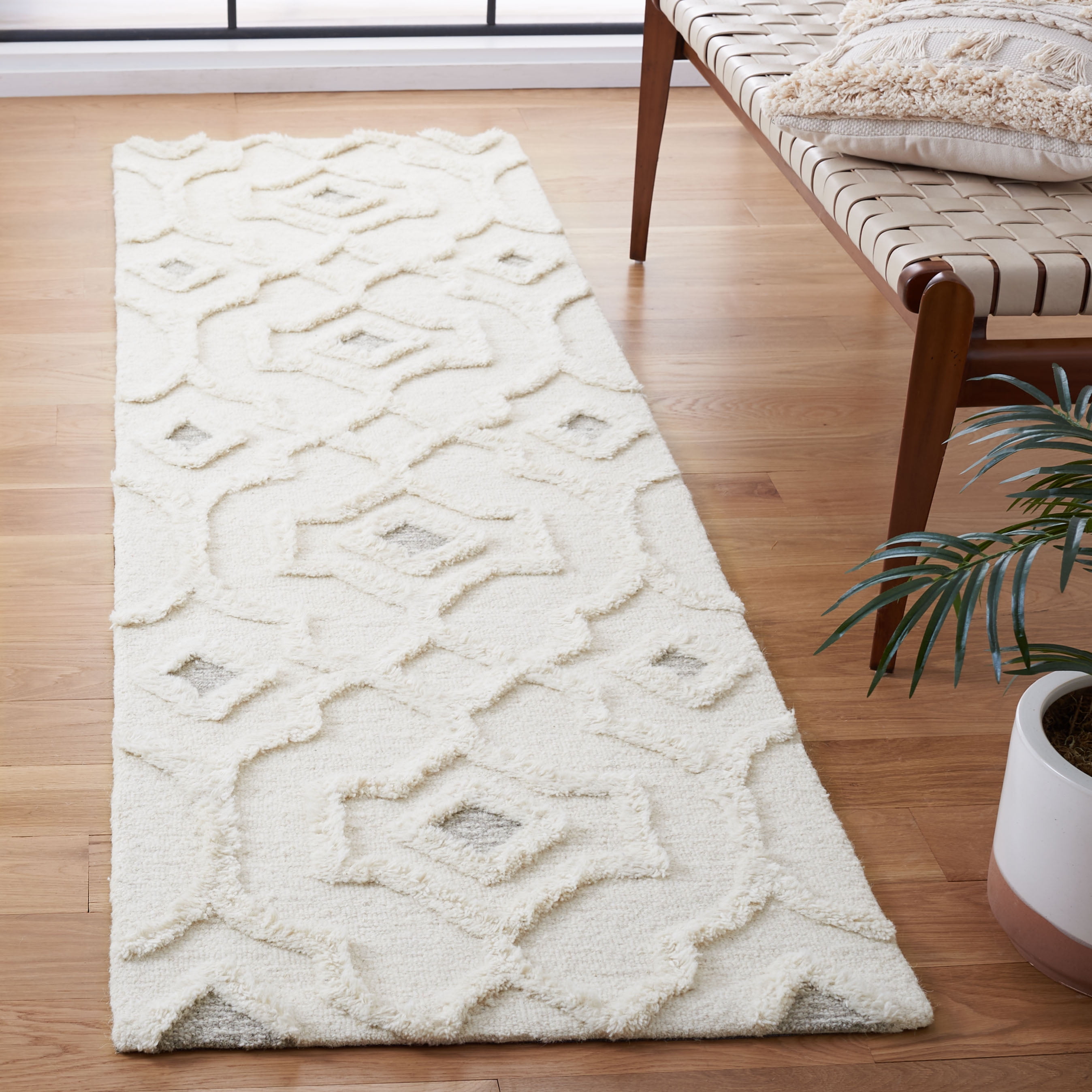 SAFAVIEH Casablanca Merton Diamond Wool Runner Rug, Ivory, 2'3" x 8'