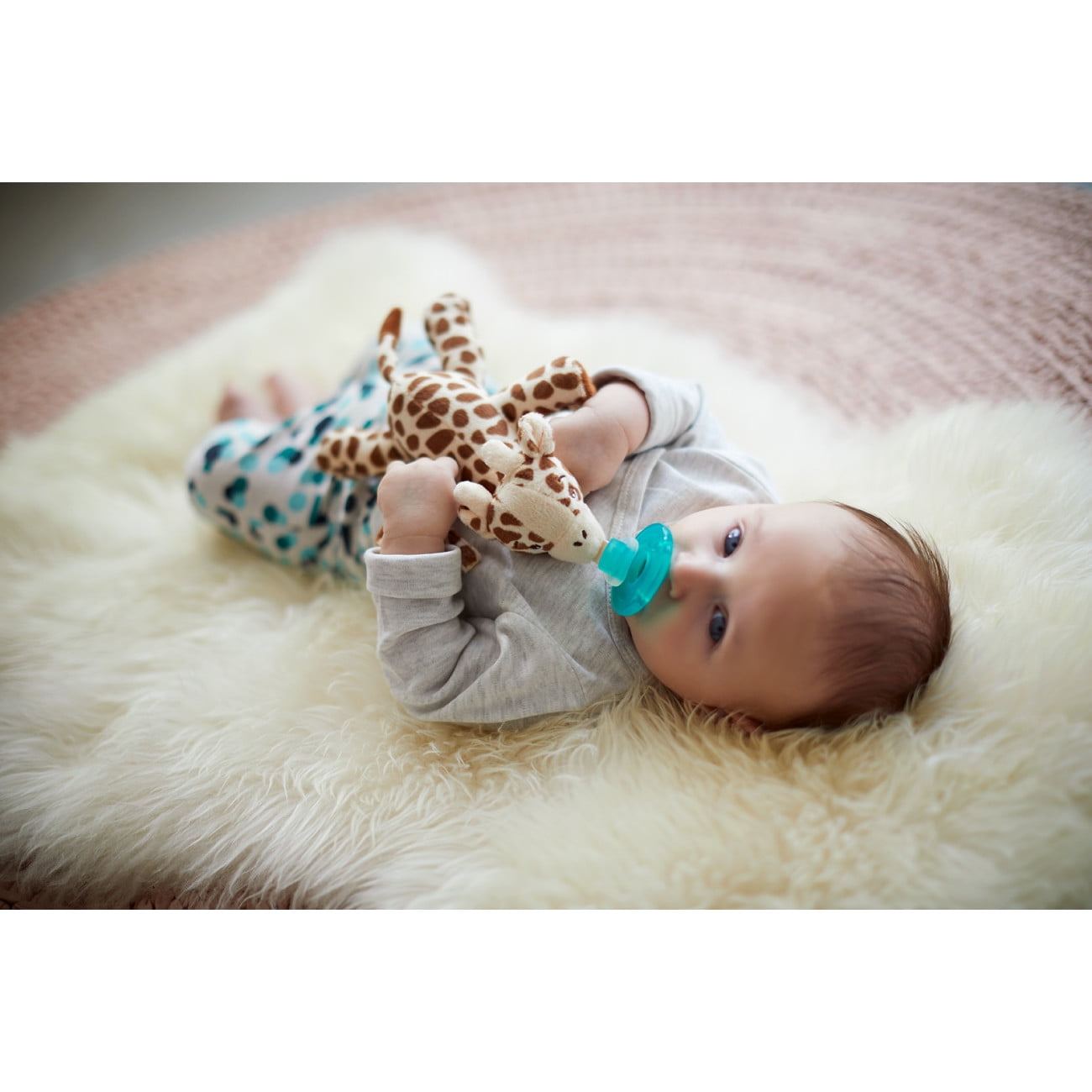 Philips Avent Soothie Snuggle Pacifier Holder with Detachable Pacifier, 0M+, Giraffe, SCF347/01