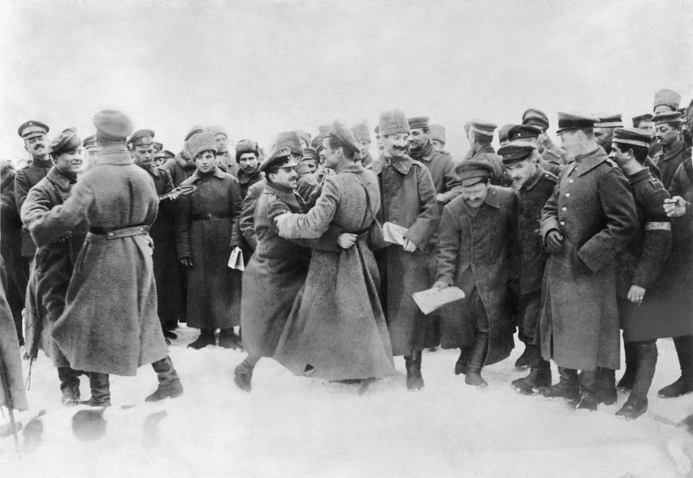 russian-revolution-1917-nrussian-and-german-soldiers-fraternizing-after