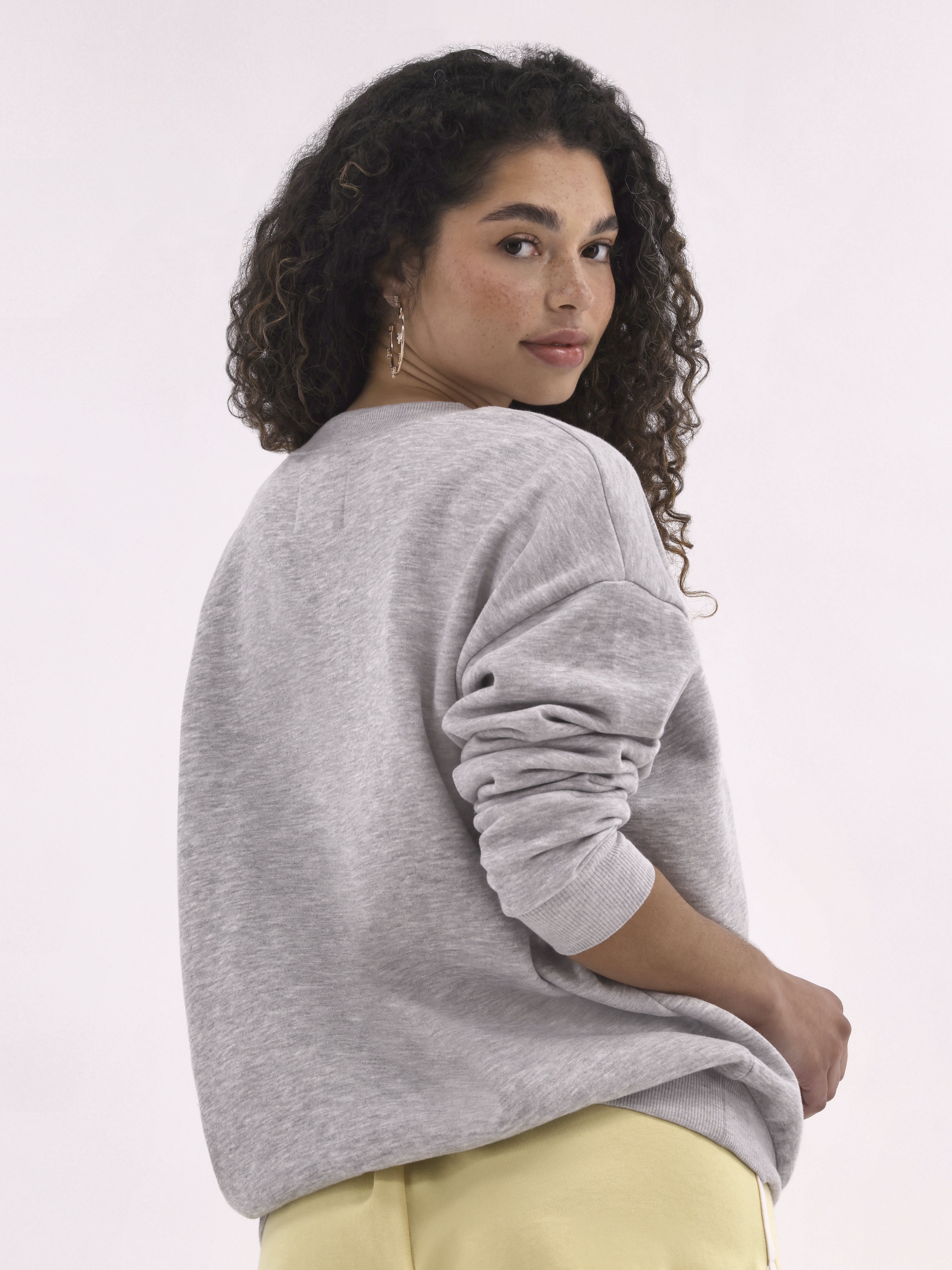 No Boundaries Oversized Graphic Crewneck Sweatshirt, Midweight, Women's and Women's Plus
