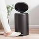 thumbnail image 5 of Basurero con Pedal de Metal Negro Mate de 11 L | Contenedor Redondo con Tapa Abatible | Pedal Manos Libres | Contenedor Resistente para Cocina, Baño y Sala de Estar, 5 of 6