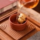 thumbnail image 2 of Cerdo de Arcilla Acostado, Escupe y Se Puede Levantar, Bañar y Jugar con Té. Pequeños Adornos para la Mesa de Té., 2 of 5