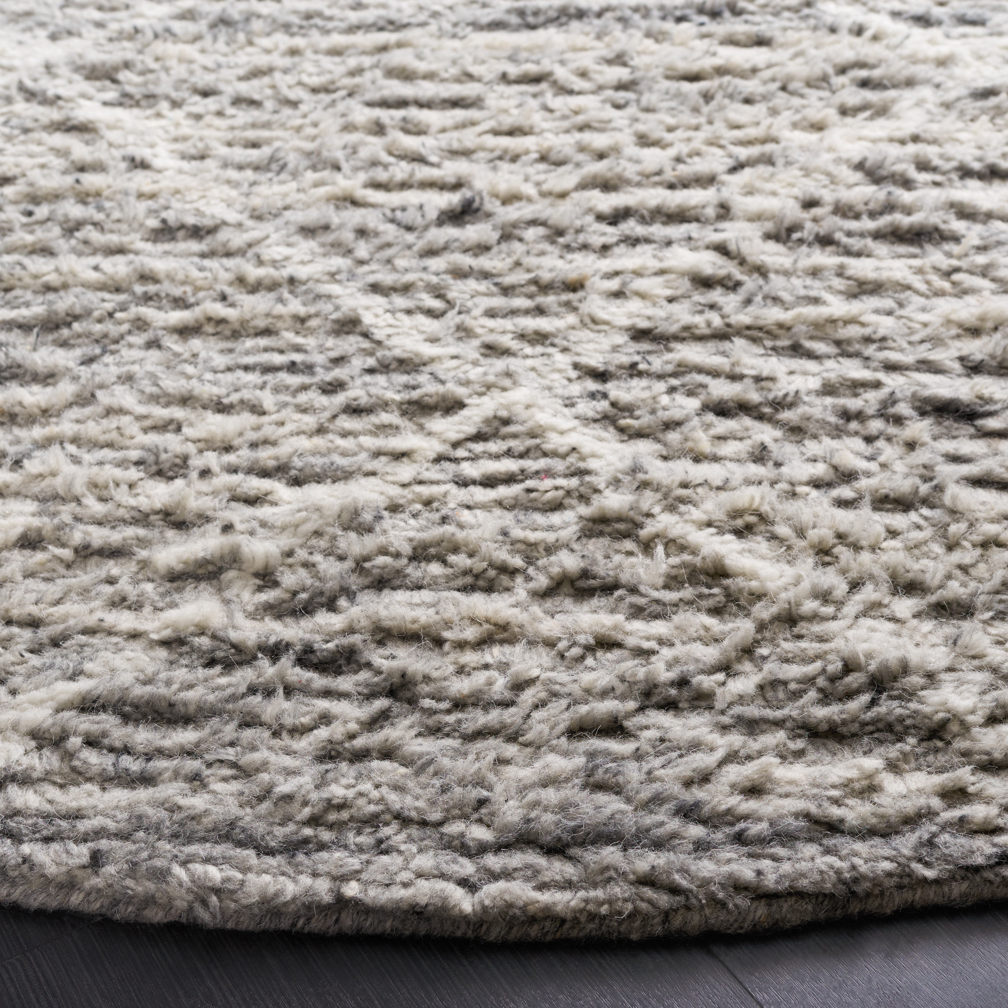 SAFAVIEH Kenya Rubye Diamond Area Rug, Gray/Ivory, 6' x 6' Round