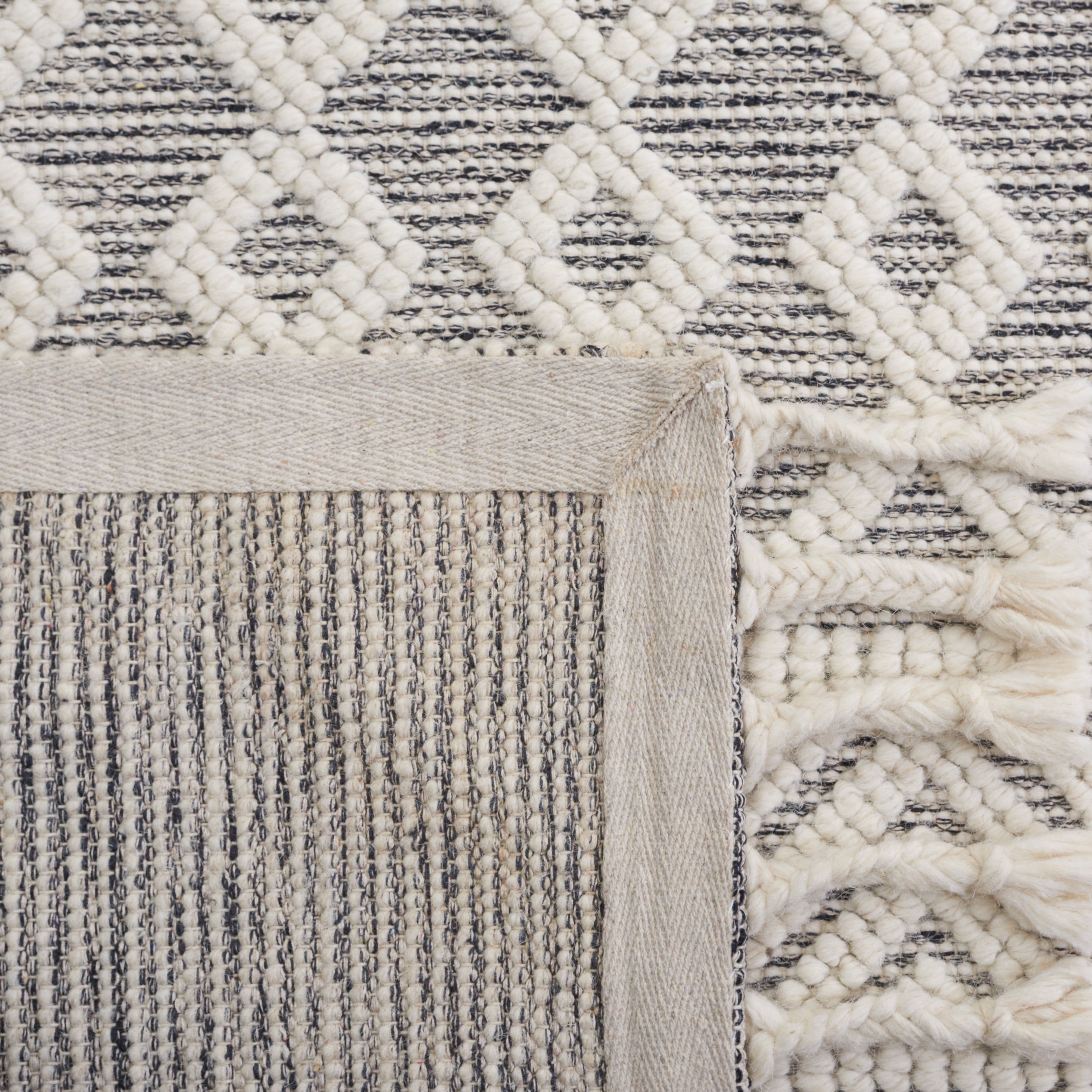 SAFAVIEH Natura Velasco Southwestern Wool Area Rug, Ivory/Black, 4' x 6'
