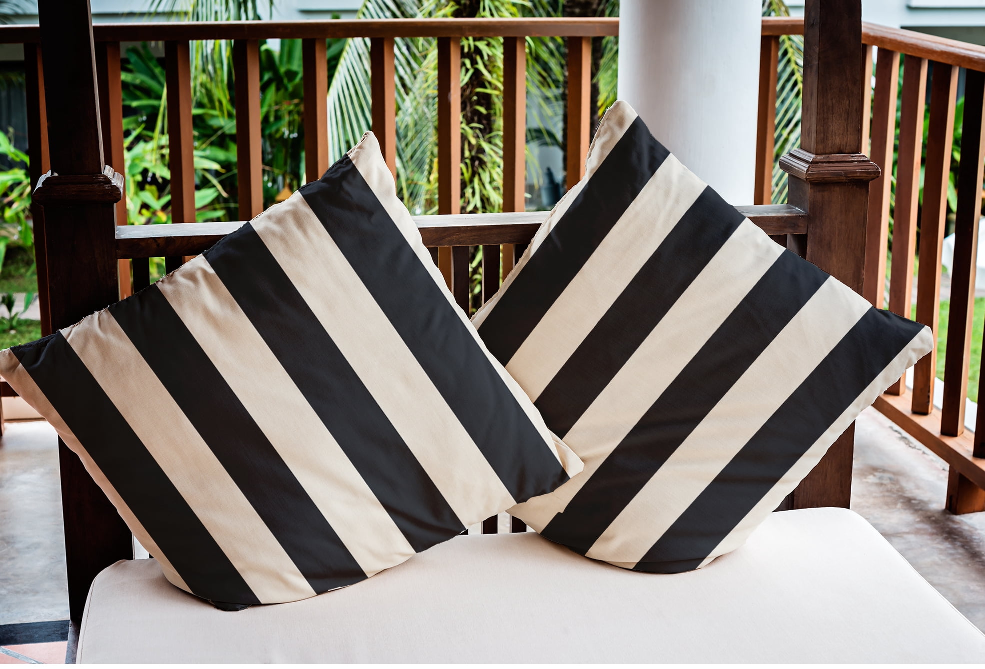 Simply Daisy 18" x 18" Graduated Stripe Nautical Indoor/Outdoor Throw Pillow