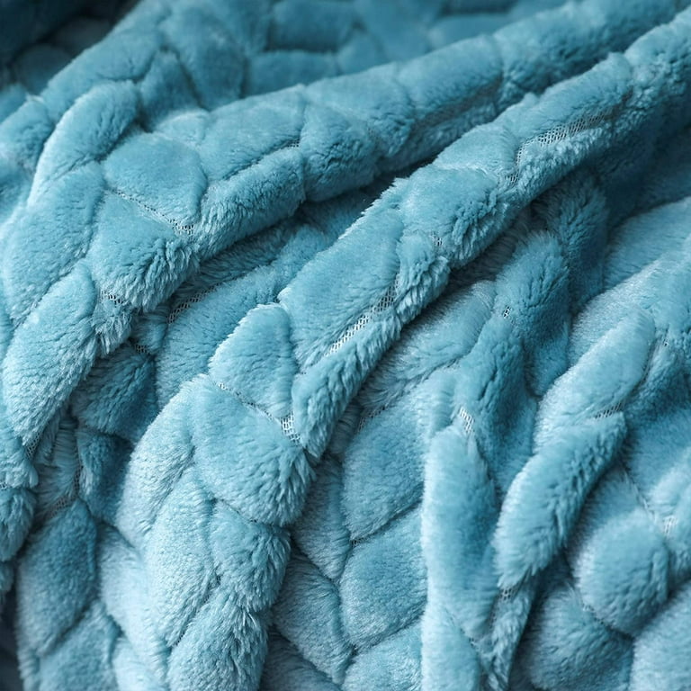Exclusivo Mezcla Extra Large Flannel Fleece Throw Blanket 50x70 Inches Leaves Pattern Soft Throw Blanket for Couch Cozy Warm and Lightweight