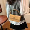 thumbnail image 4 of Bolso de diseño de nicho de alta gama para mujer, nuevo bolso de hombro versátil retro de un solo hombro, bolso baguette de moda para mujer 2025, 4 of 5