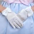 thumbnail image 2 of Guantes cortos formales para niñas para bodas, fiestas y desfiles: un detalle elegante para los vestidos de las princesitas Satin Glamour, 2 of 4