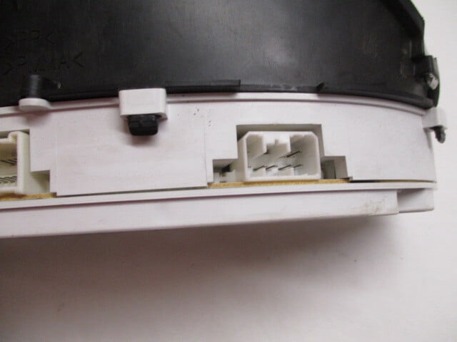 Pre-Owned 04 05 06 Suzuki Forenza Speedometer Speedo Cluster MPH 43K OEM LKQ - Verify Specific Vehicle Fitment In Description - (Good)