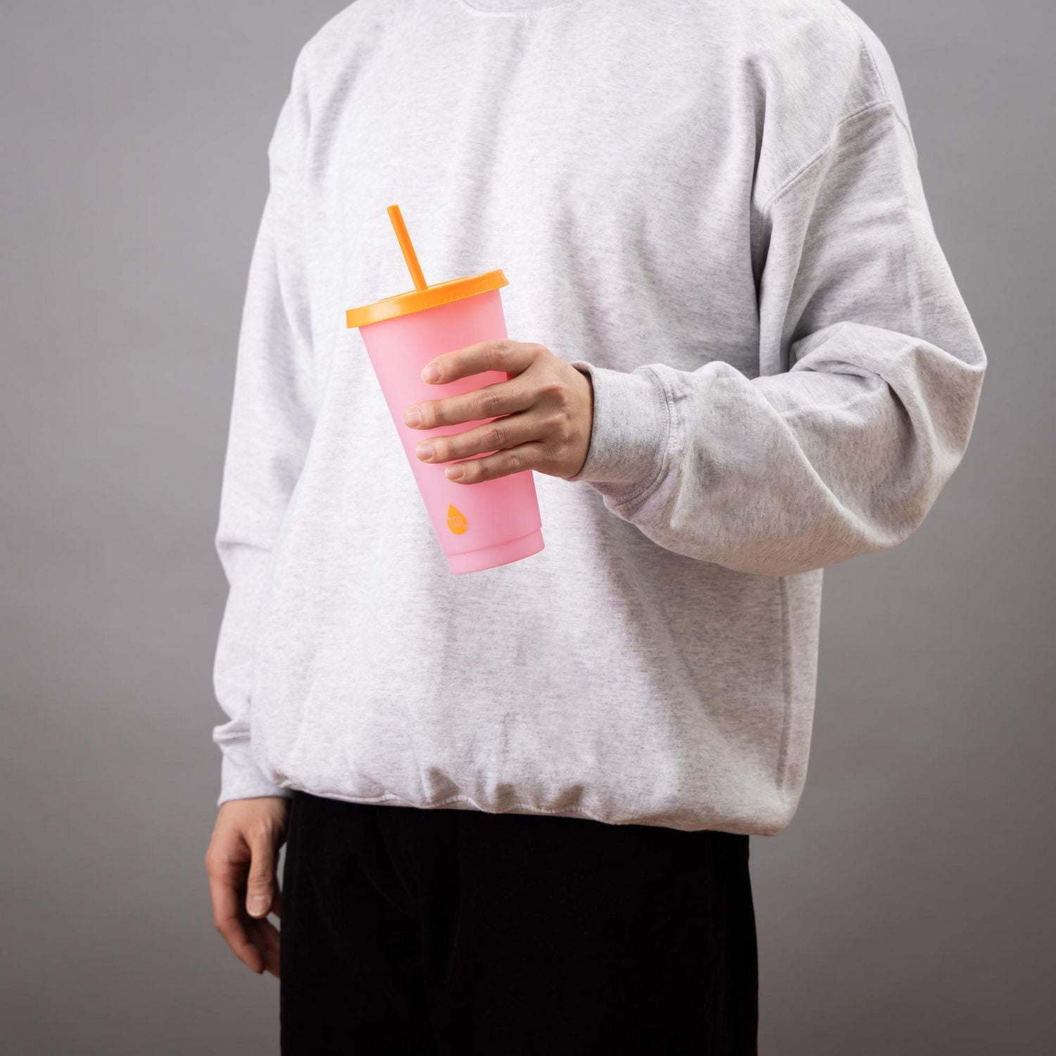 Le paquet de 4 tasses à changement de couleur TAL comprend un couvercle et une paille.