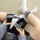 thumbnail image 4 of Nuevos calcetines para niños bordados en blanco y negro calcetines femeninos antibacterianos y desodorantes Academia de algodón para mujeres (4 pares), 4 of 5