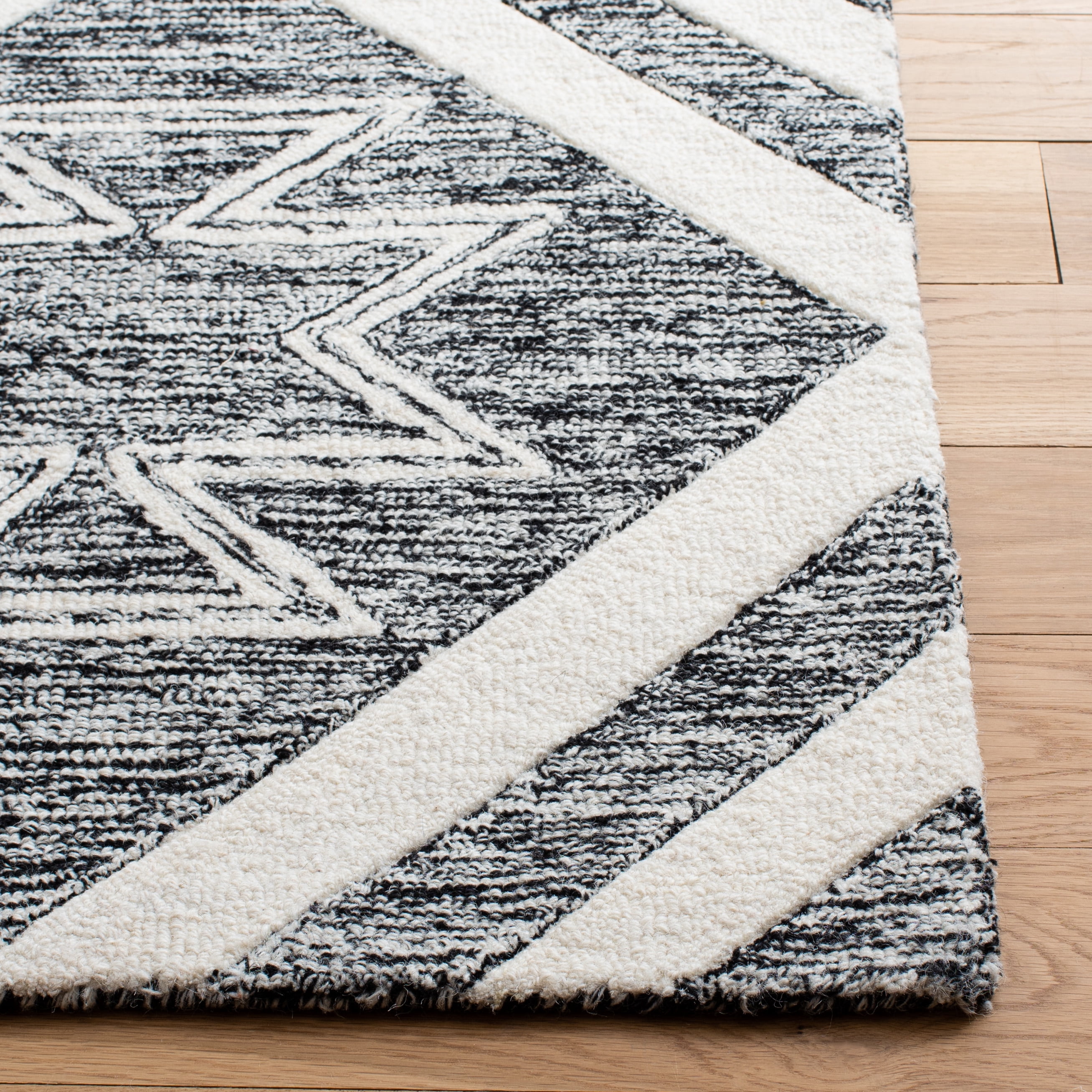 SAFAVIEH Metro Jaimie Southwestern Runner Rug, Ivory/Black, 2'3" x 9'