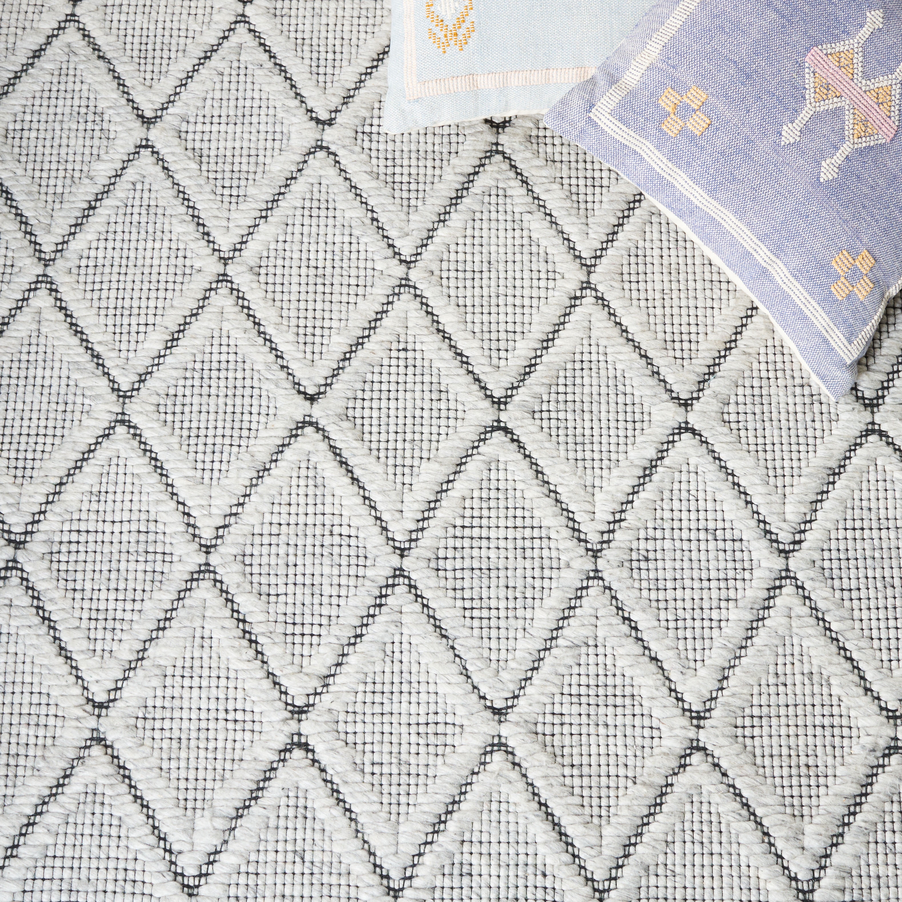 SAFAVIEH Marbella Aniyah Diamond Area Rug, Light Grey/Black, 8' x 10'