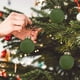 thumbnail image 4 of SHENGXINY Bolas Navideñas Decorativas (4 piezas) Bolas Flocadas para Adornos de Árbol de Navidad Bolas de Plástico Irrompibles Adornos Navideños Colgantes de Terciopelo para Decoración Navideña Verde, 4 of 6