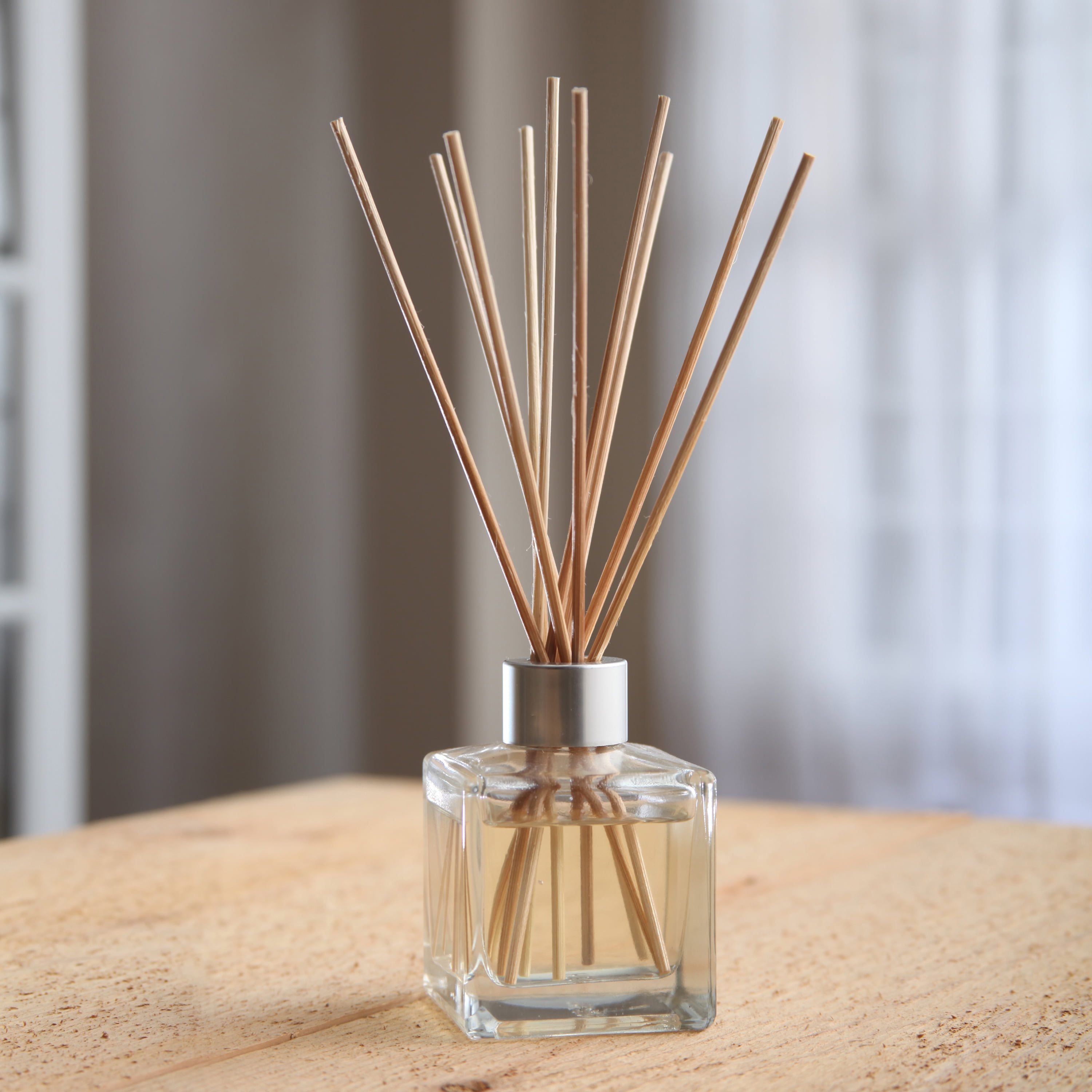 Custom 100ml empty reed diffuser glass bottle with sticks
