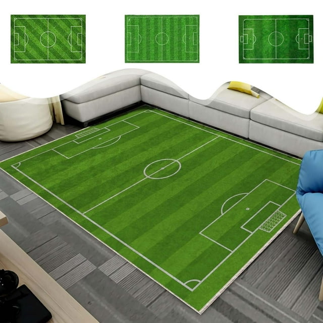 fiudx alfombra de campo de fútbol 100 x, alfombra rectangular verde con dibujo de cancha en blanco y franjas tipo césped, poliéster suave y base antideslizante; vista 3/4 desde arriba colocada en sala frente a sofá, para uso en interiores y exteriores, ideal como regalo para amantes del deporte; también suele emplearse como tapete de juego o protector de suelo.