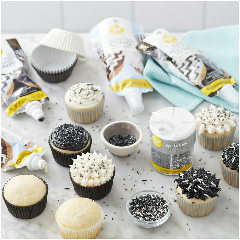 Wilton Black Buttercream Icing Pouch with Star and Round Tips 8 oz