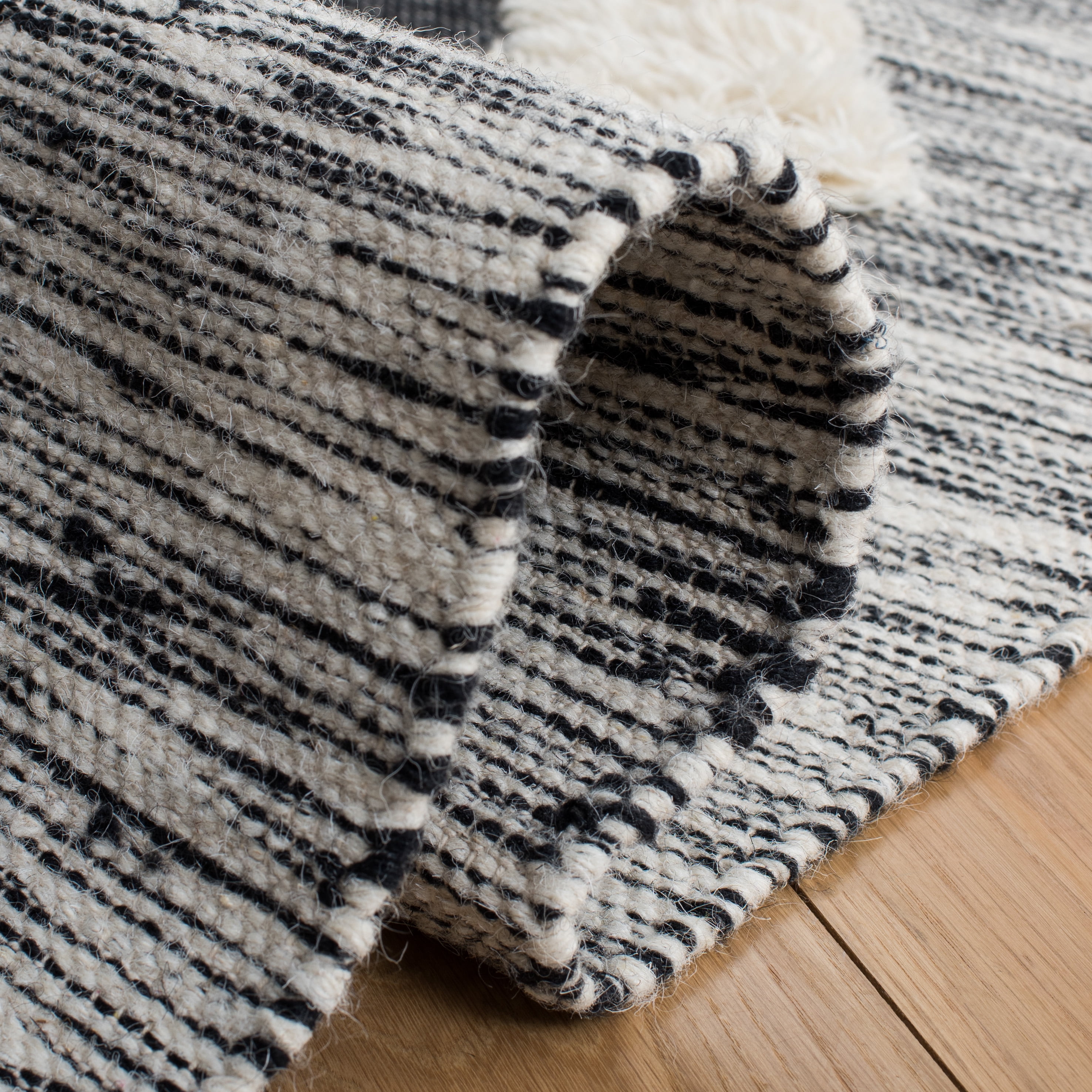 SAFAVIEH Kenya Sebastian Southwestern Area Rug, Ivory/Black, 6' x 9'