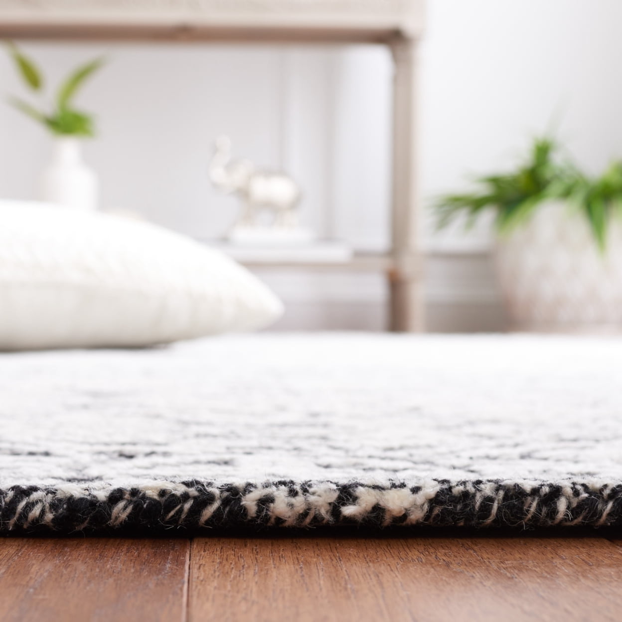 SAFAVIEH Precious Sandford Geometric Runner Rug, Black/Ivory, 2'3" x 8'